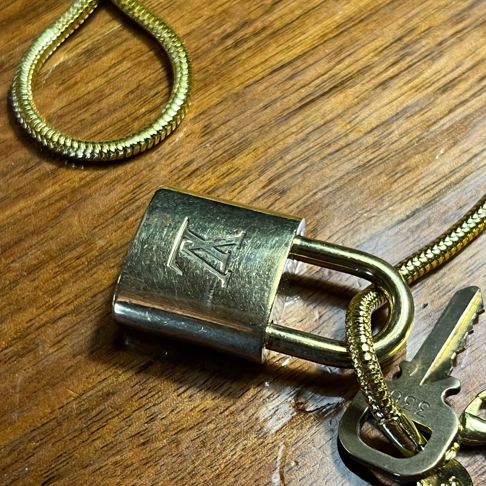 Louis Vuitton Gold Lock On off brand chain No 336 Works. Authentic - Picture 3 of 4